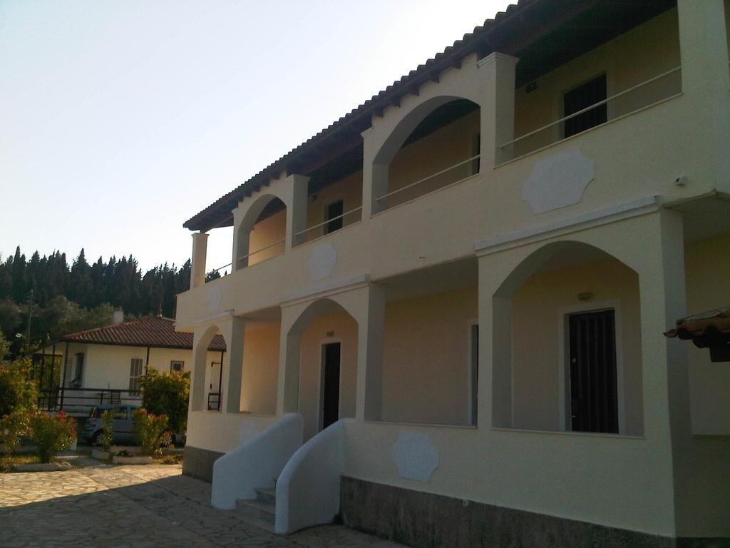 Virginia'S Beachfront Apartments Kávos Exterior foto